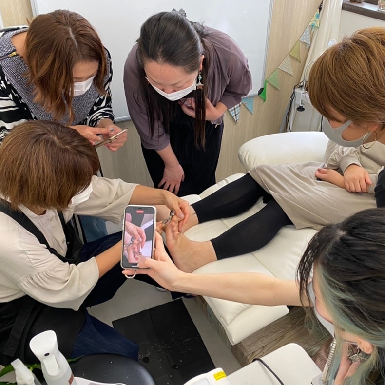 東京巻き爪補正スクール|巻き爪・変形爪・陥入爪の補正施術が学べる!クロミネイルズ