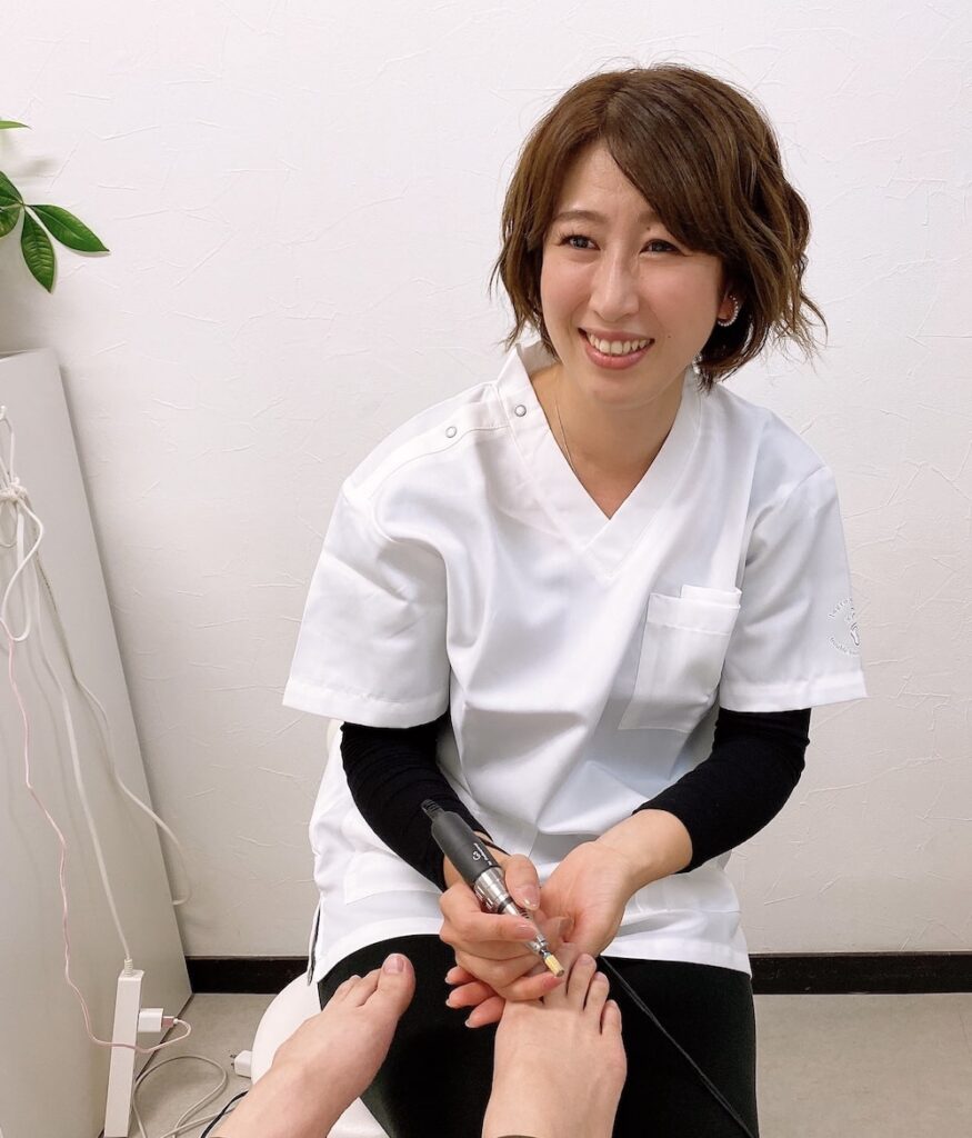 東京巻き爪補正スクール|巻き爪・変形爪・陥入爪の補正施術が学べるクロミネイルズ